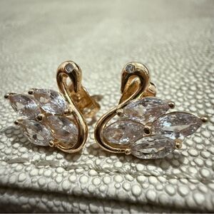 GOLDEN SWAN CRYSTAL STUD EARRINGS – WOMEN’S ELEGANT STATEMENT JEWELRY